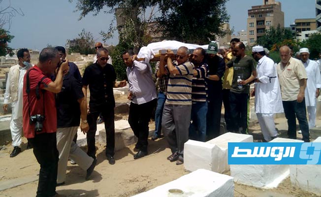 عائلة ومحبو الفنان الليبي علي ماهر يشيعون جثمانه إلى مثواه الأخير بمقبرة «سيدي منيدر» في طرابلس (بوابة الوسط)