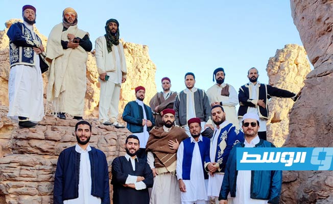 شباب من مختلف مناطق ليبيا يرتدون الزي الوطني بجبال «أكاكوس». (تصوير: طه الديباني).