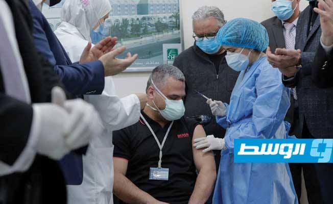 ما حقيقة الفيديو الذي يظهر فيه طبيب لبناني يتظاهر بتلقّي لقاح كورونا؟
