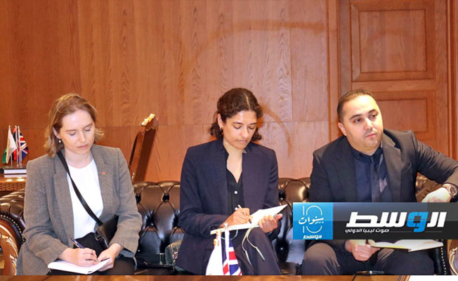 سفير بريطانيا يناقش في بنغازي ترتيب لقاءات بين رجال الأعمال والغُرف التجارية