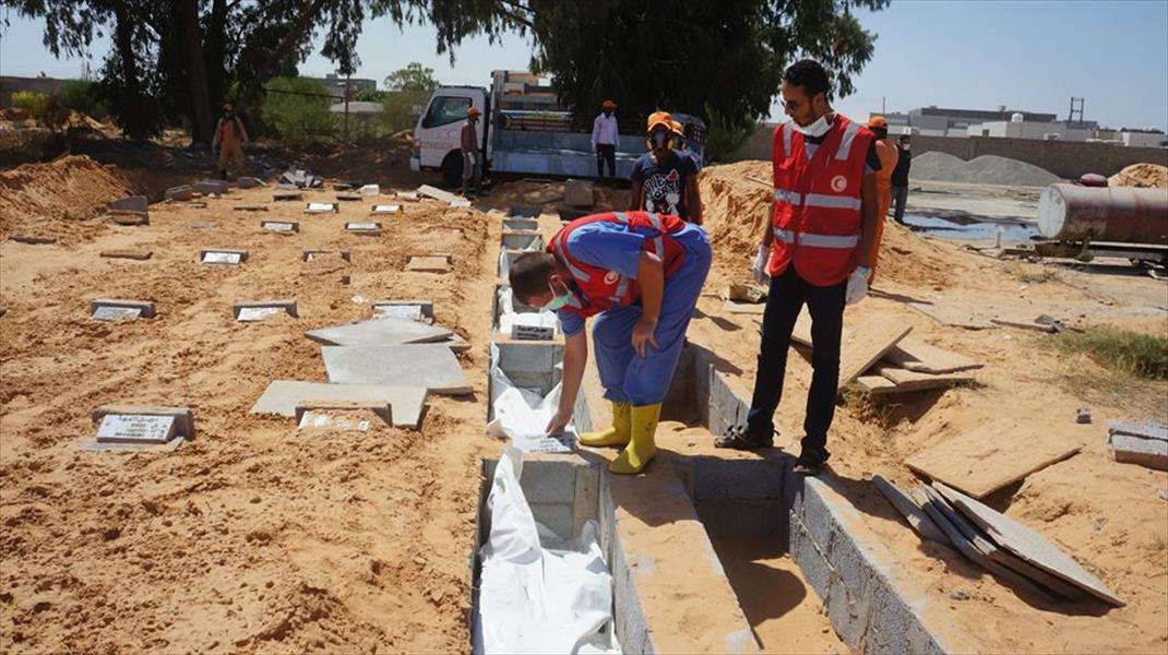 «الهلال الأحمر» يشرف على دفن مهاجرين غير شرعيين