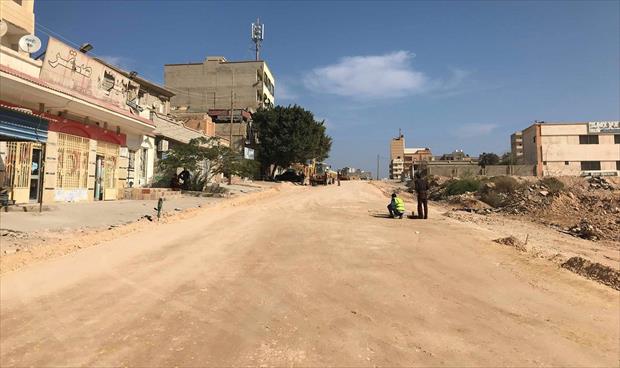 بلدية طبرق تشرع في صيانة طريق سوق النسر وسط المدينة