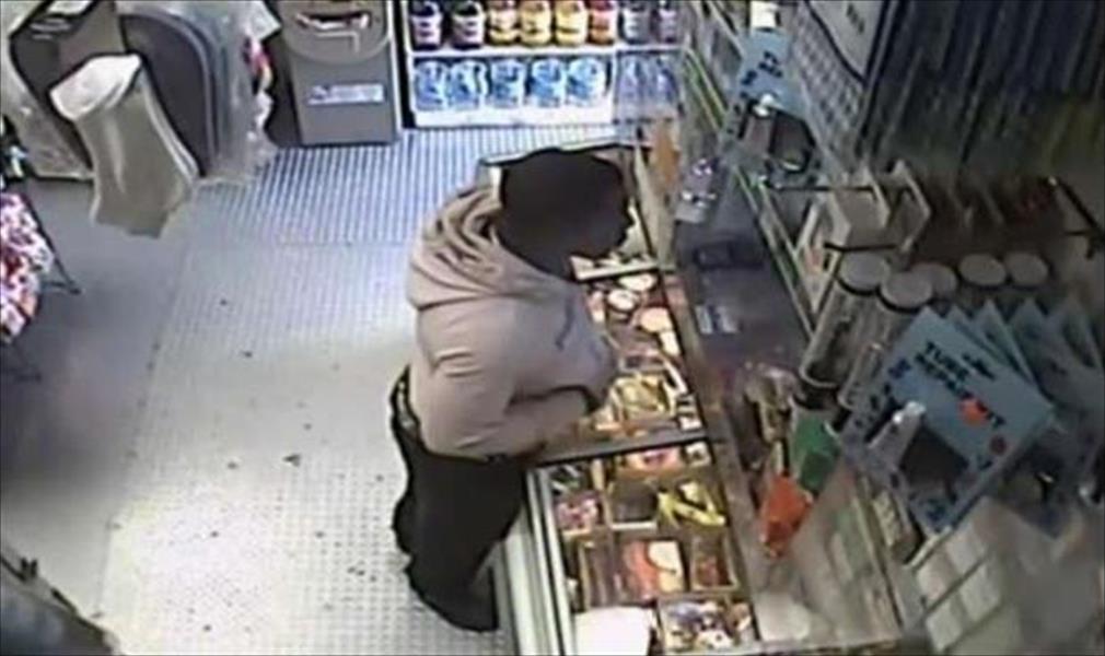 رجل يسرق متجرًا في فيلادلفيا «بثمرة موز»