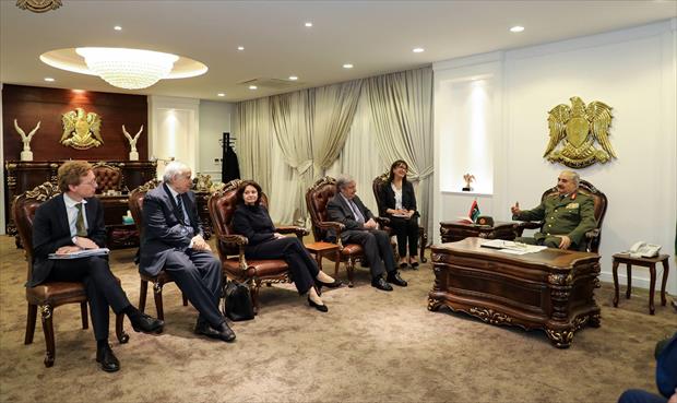 المشير خليفة حفتر لدى استقباله الأمين العام للأمم المتحدة أنطونيو غوتيريش. 5 أبريل 2019. (مكتب إعلام القيادة)