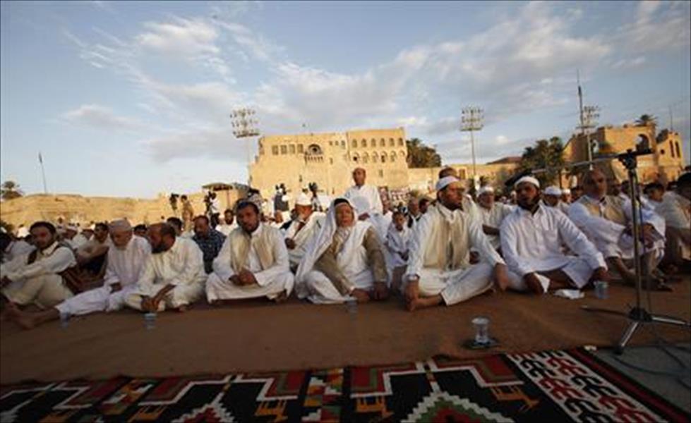 بالصور: الليبيون يؤدون صلاة عيد الأضحى بالميادين