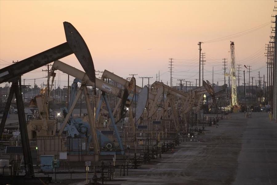 النفط يصعد 1% بعد تعهد السعودية بخفض الصادرات