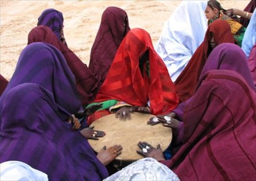 أحمر الصحراء الليبية.. في أعمال التشكيلي غيث