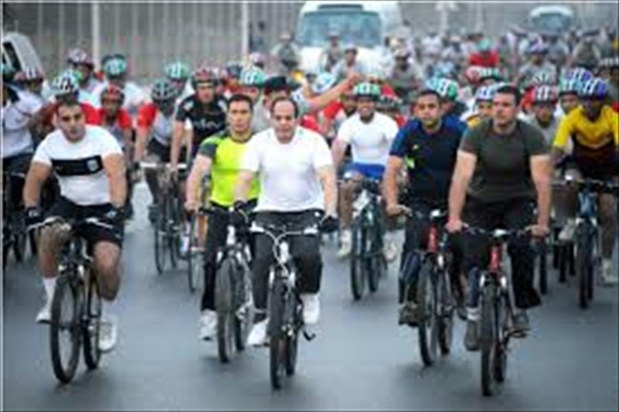 صورة للرئيس المصري وهو يقود دراجته في المعمورة