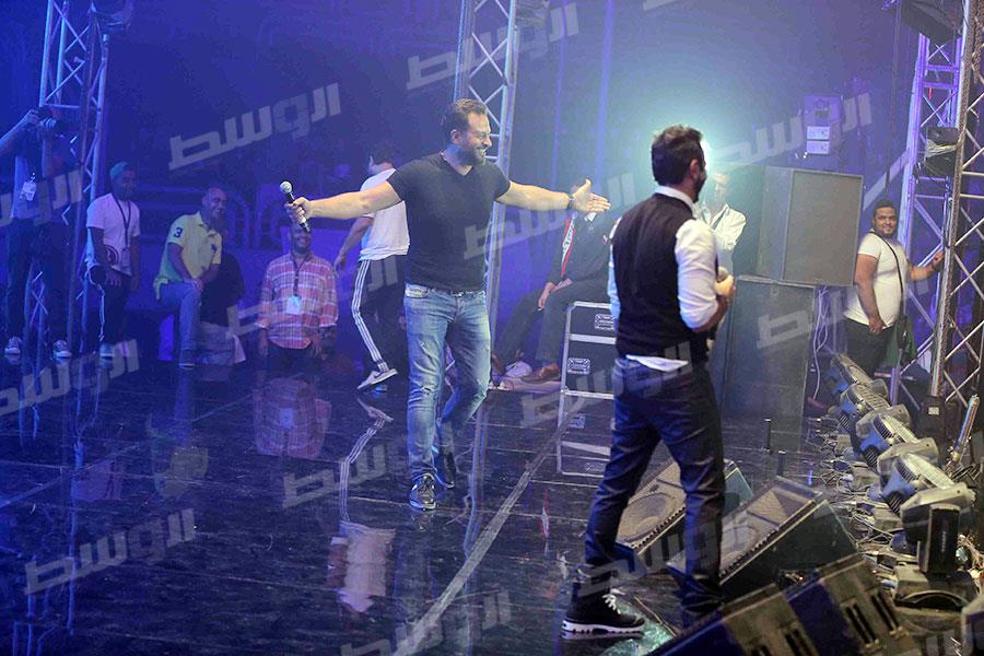 بالصور: تامر حسني يغني مع ماجد المصري