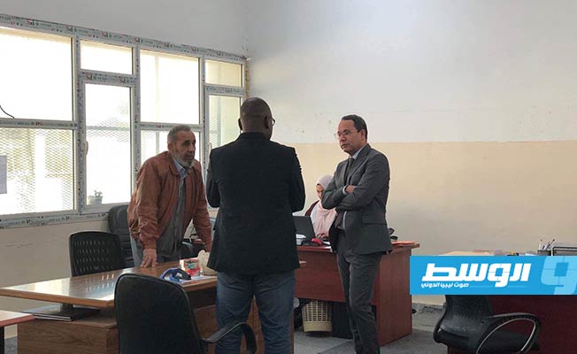 عادل جمعة خلال متابعته لتنفيذ الملاك الوظيفي في مراقبة طرابلس المركز، 9 يناير 2020. (تعليم الوفاق)