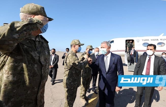 وزير الدفاع التركي يصل طرابلس بعد لقاء نظيريه الإيطالي والبريطاني في صقلية