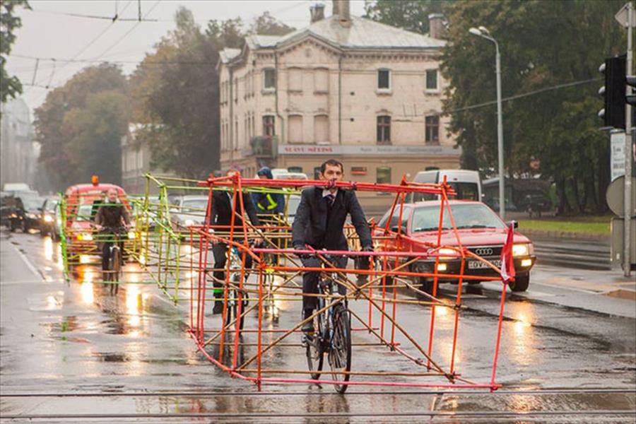 بالصور: طريقة مبتكرة للدعوة لركوب الدراجات