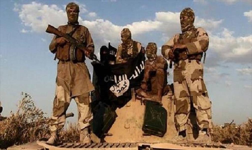 فرار 3 ليبيين رفضوا مبايعة «داعش» إلى الجزائر