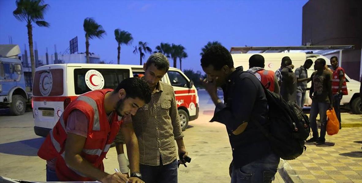 الهلال الأحمر يجلي عالقين بمناطق التوتر في بنغازي
