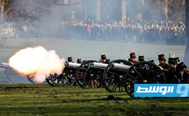 103 طلقات مدفعية احتفاء بمرور 70 عاما على تولي الملكة إليزابيث الثانية العرش (فيديو)
