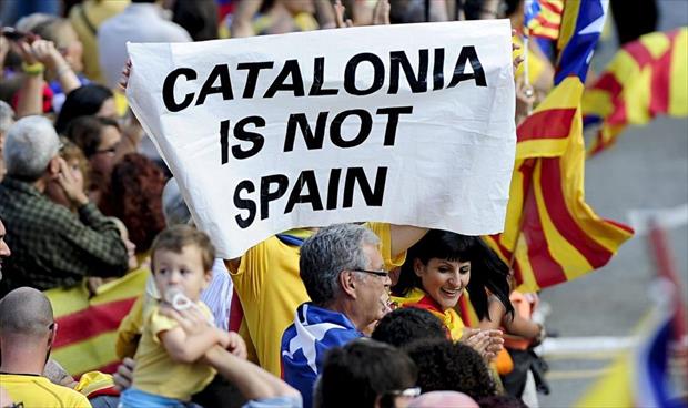 إسبانيا تهدد بإرسال الشرطة الوطنية لكتالونيا رداً على الاحتجاجات
