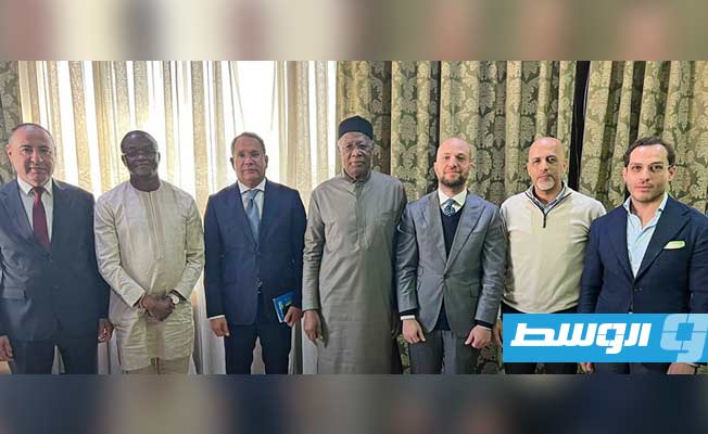 باتيلي يتوسط وفد حكومة الوحدة الوطنية بمقر السفارة الليبية في تونس، الإثنين 20 فبراير 2023. (حكومتنا)