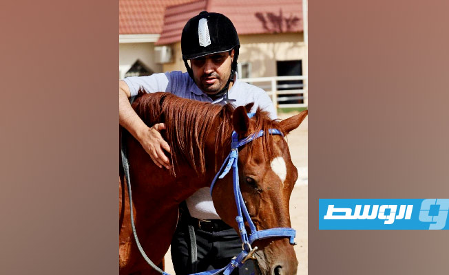 السعودي بدر الشراري يمتطي حصانه «ستار». (إنترنت)