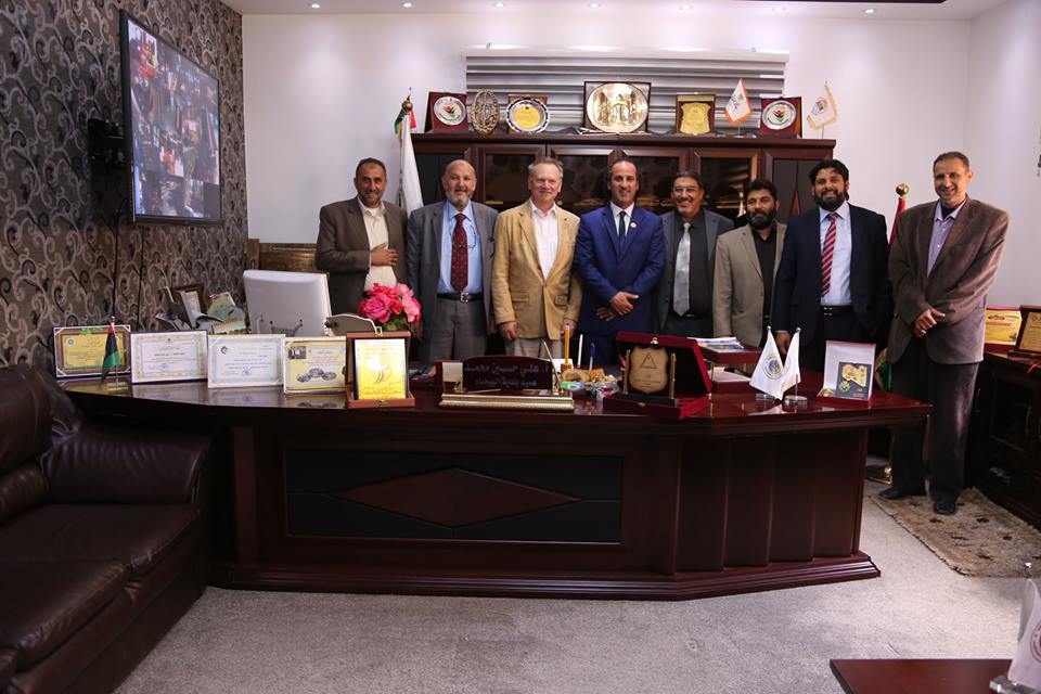 اجتماع عميد بلدية البيضاء مع المستثمرين ورجال الأعمال. (الإنترنت)