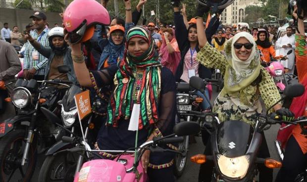 الدراجة النارية تحرر نساء باكستانيات