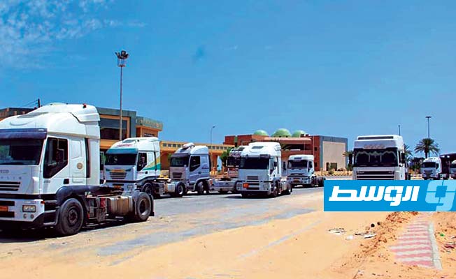 مركبات تقف في منفذ رأس اجدير الحدودي بين تونس وليبيا، 18 يوليو 2020. (المكتب الإعلامي للمنفذ)