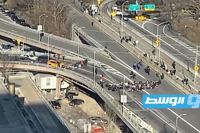 محتجون مؤيدون للفلسطينيين يغلقون جسورًا ونفقًا في نيويورك (فيديو)