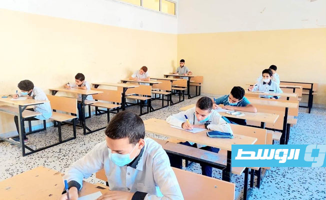 بالصور: الطلاب يؤدون امتحانات شهادة التعليم الأساسي في مادة الكتابة