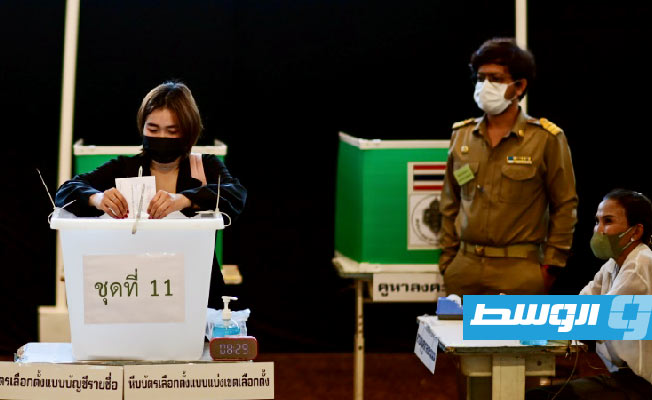 ناخبون يقترعون في تصويت مبكر للانتخابات التشريعية في تايلاند