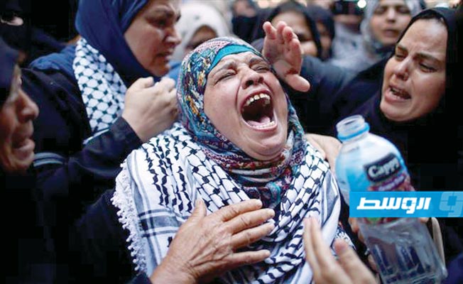 آلاف الفلسطينيين يشيعون مسعفة قتلت برصاص الجيش الإسرائيلي في غزة