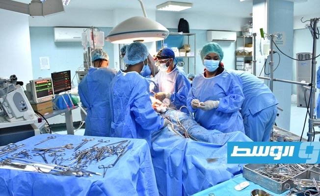 «طبرق الطبي» يستأنف إجراء العمليات الجراحية بعد توقف اضطراري بسبب «كورونا»