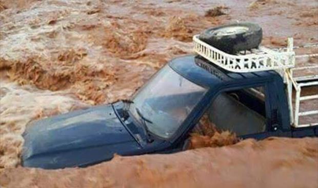 سيارة جرفتها السيول بمنطقة بنينا قرب بنغازي 5 ديسمبر 2018(الإنترنت)