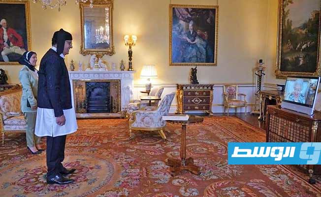 السفير الليبي لدى المملكة المتحدة يقدم أوراق اعتماده للملكة إليزابيث الثانية (صور)