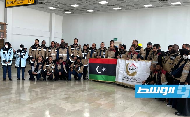 فريق الإنقاذ الليبي في لقطة جماعية في مطار أضنة التركي، 20 فبراير 2023. (السفارة الليبية في تركيا)