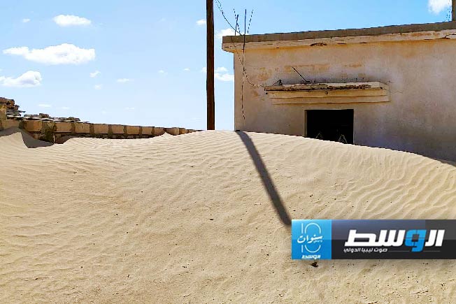 أهالي «الشام» غرب أجدابيا يشتكون زحف الرمال على المنازل