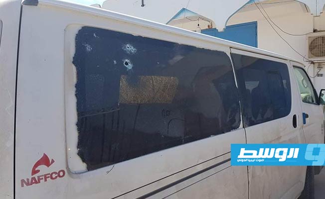 آثار طلقات الرصاص على زجاج سيارة إسعاف بمستشفى بني وليد. (بوابة الوسط)