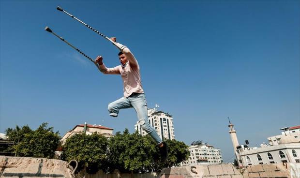 شاب بساق واحدة في غزة يطمح إلى احتراف رياضة الـ«باركور»