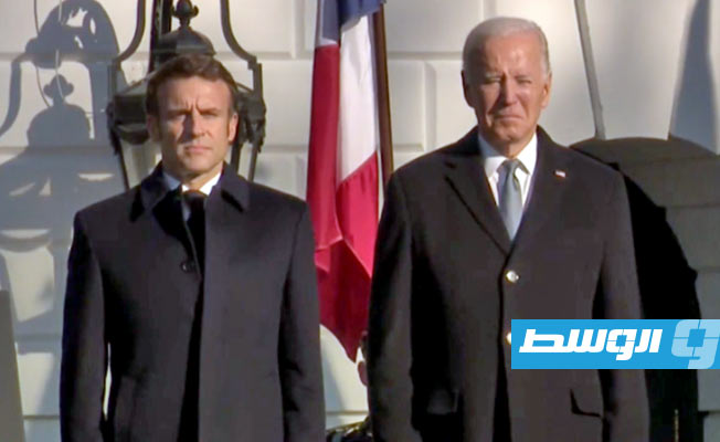 بايدن خلال استقباله ماكرون في البيت الأبيض، الأول من ديسمبر 2022 (صورة من فيديو بثه قصر الإليزيه للاستقبال)