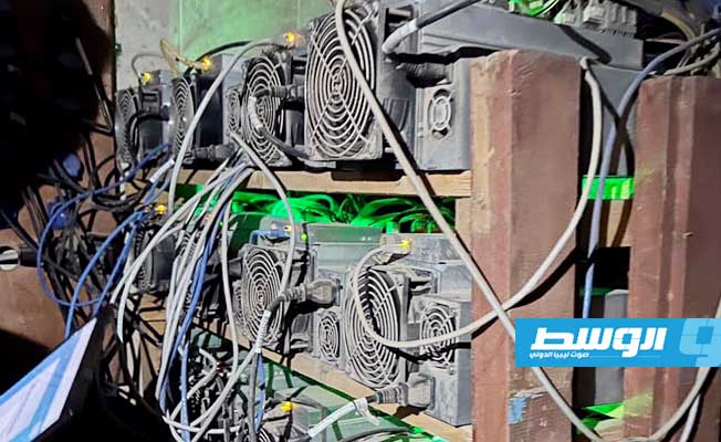 أجهزة ومعدات تستخدم في تعدين العملات المشفرة جرى ضبطها في طرابلس، 23 يونيو 2023. (وزارة الداخلية)