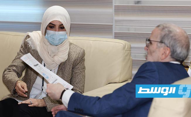 رئيس المؤسسة الوطنية للنفط المهندس مصطفى صنع الله يلتقي مديرة مستشفى العيون بطرابلس الدكتورة رانيا الخوجة. (صفحة المؤسسة على فيسبوك)