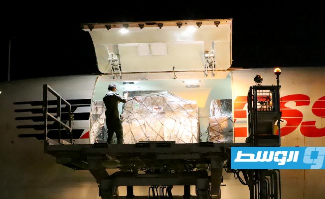 بالصور.. طائرة مساعدات فرنسية تصل بنغازي