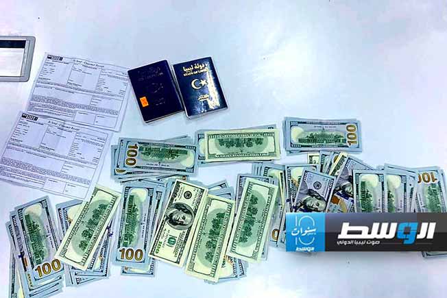 مبالغ مالية في حقيبة بمطار معيتيقة الدولي، 22 أبريل 2024. (مديرية أمن منفذ المطار)