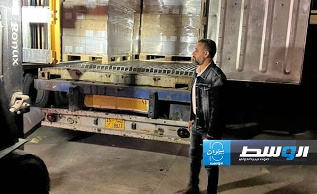 من نقل حاويات مشغلات غسيل الكلى إلى مصراتة، 13 مارس 2024. (جهاز الإمداد الطبي)