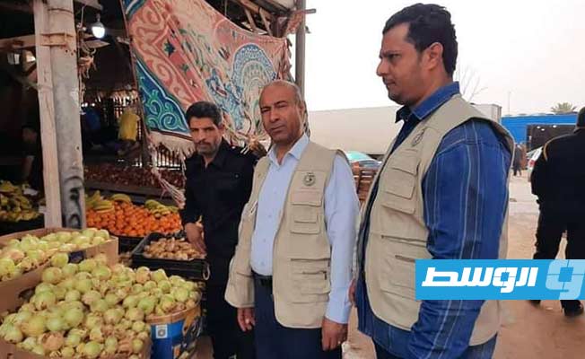 عميد سرت يكلف لجنة بمتابعة الأسعار في سوق الخضراوات والفواكه بالمدينة