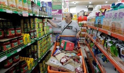 اللبنانيون يتوافدون إلى المتاجر لتخزين السلع الغذائية خشية تفاقم الأوضاع الاقتصادية