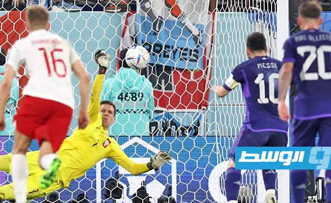 الحارس البولندي تشيزني يتصدى لركلة جزاء ميسي في مباراة الأرجنتين بكأس العالم، 30 نوفمبر 2022. (الإنترنت)