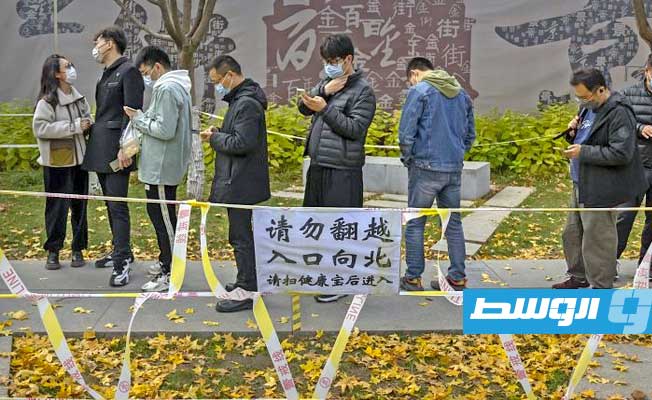 مئات المتظاهرين في جامعة تسينغهوا الصينية احتجاجا على القيود الصارمة لمكافحة كوفيد