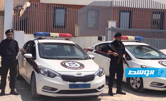 سيارات شرطة تابعة لمديرية أمن طرابلس تحيط بالمقر الجديد للمؤسسة الليبية للاستثمار. (بوابة الوسط)