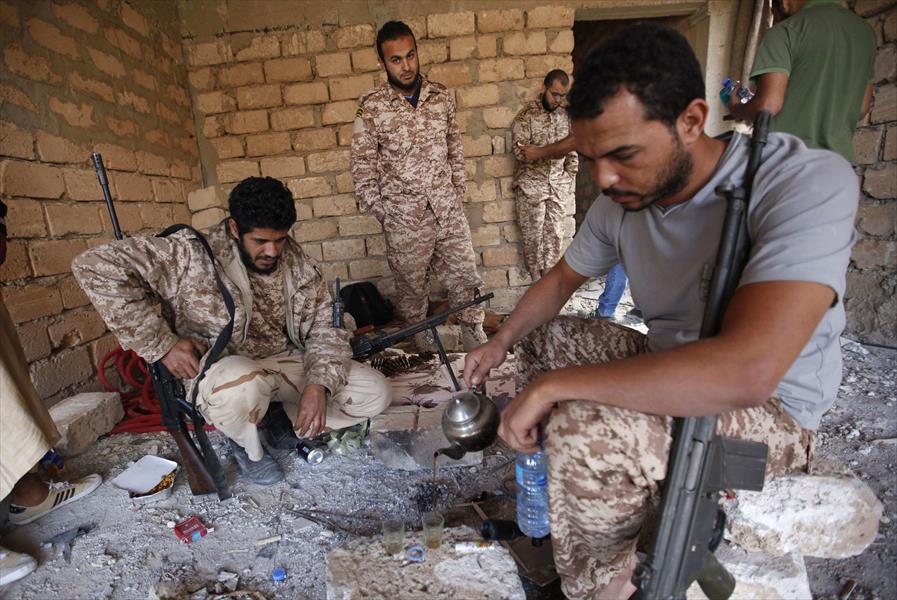 خبراء: حل الأزمة الليبية يتطلب نزع السلاح واعتماد الحوار