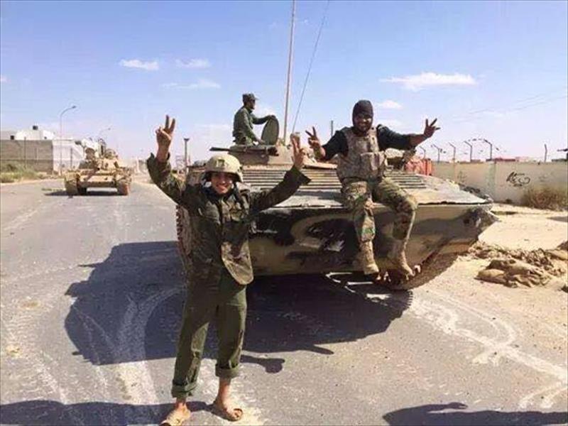 بالفيديو والصور: «204 دبابات» تؤكد سيطرتها على كتيبة «17 فبراير» في بنغازي