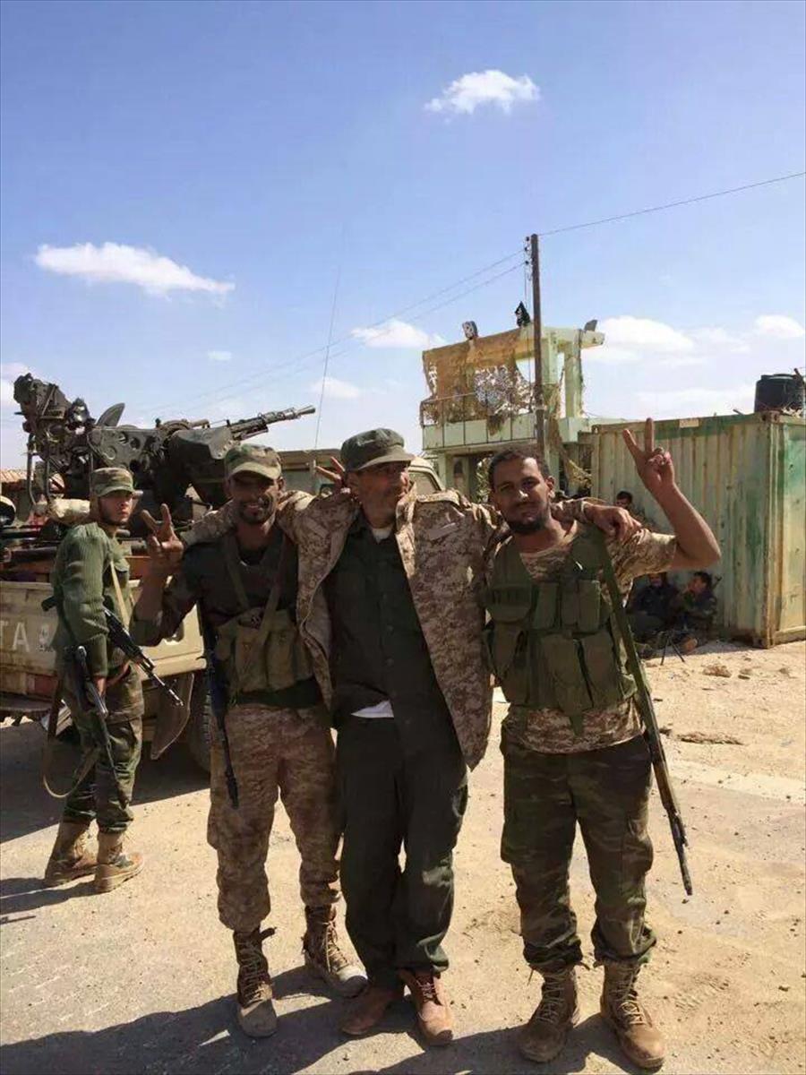 بالفيديو والصور: «204 دبابات» تؤكد سيطرتها على كتيبة «17 فبراير» في بنغازي